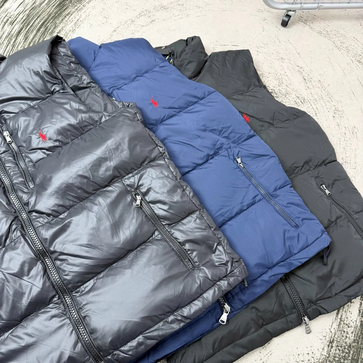 P530 Ralph small label embroidered down jacket, the same style at Ralph Lauren counters. It is made of 80 velvet. The fleece is warm enough. It is very textured on the hand. It is three-dimensional and atmospheric. It is easy to wear in winter. It is simple and elegant. It adopts the os version. The upper body effect is very good. It is suitable for all body types. Soft and comfortable. Craftsmanship imported custom zippers➕Hardware and accessories are complete. The embroidery is full and three-dimensional. Perfect restoration of zp 2:1. Same style for men and women. Versatile and easy to wear. Size M L XL XXL Color black navy blue bright black